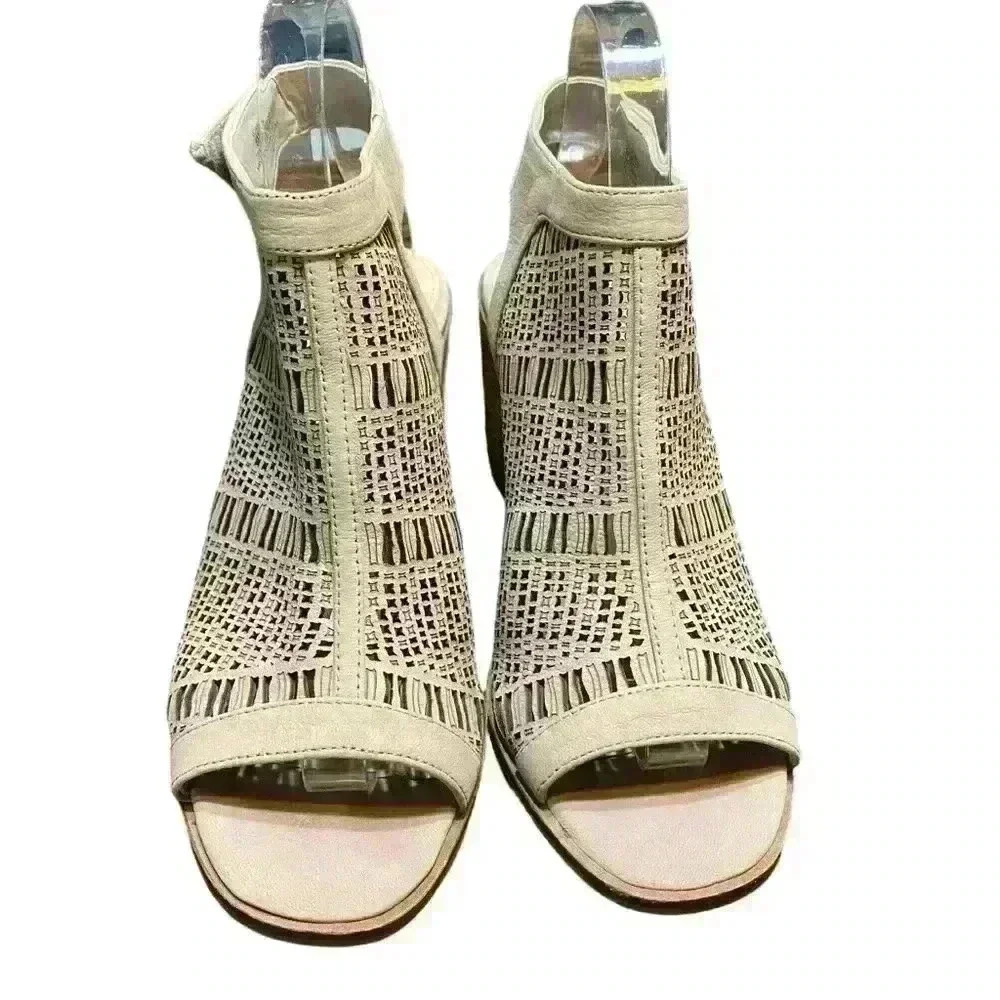 Vince Camuto Keannie Beige Laser Cutout
Leather adjustable Heel Sandals Size 8 - Picture 3 of 8